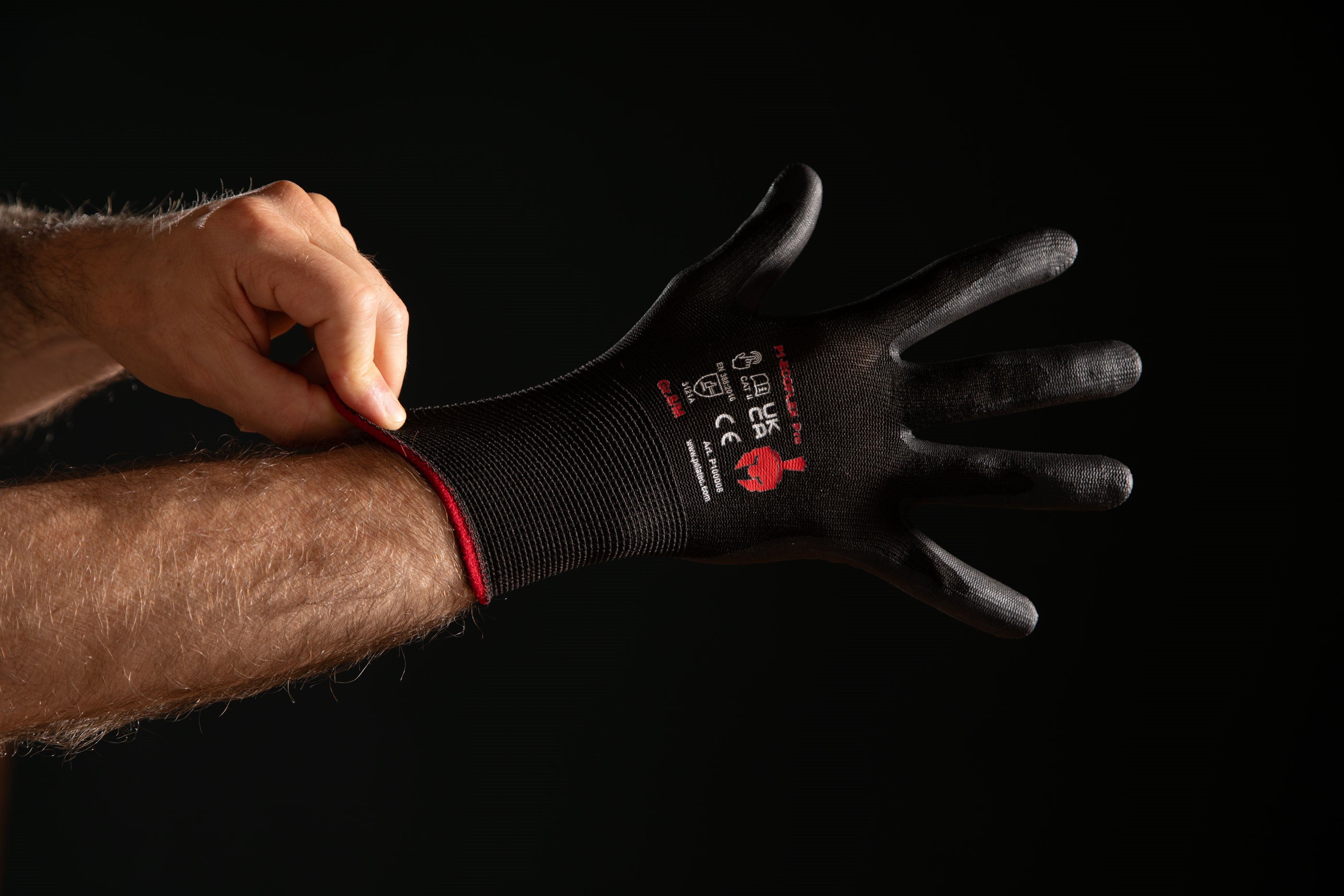 Pelatec P1 ECOFLEX Pro Montagehandschuh mit Kennzeichnung 3121A an einer Hand, Hersteller-Serienfoto in Größe M/8