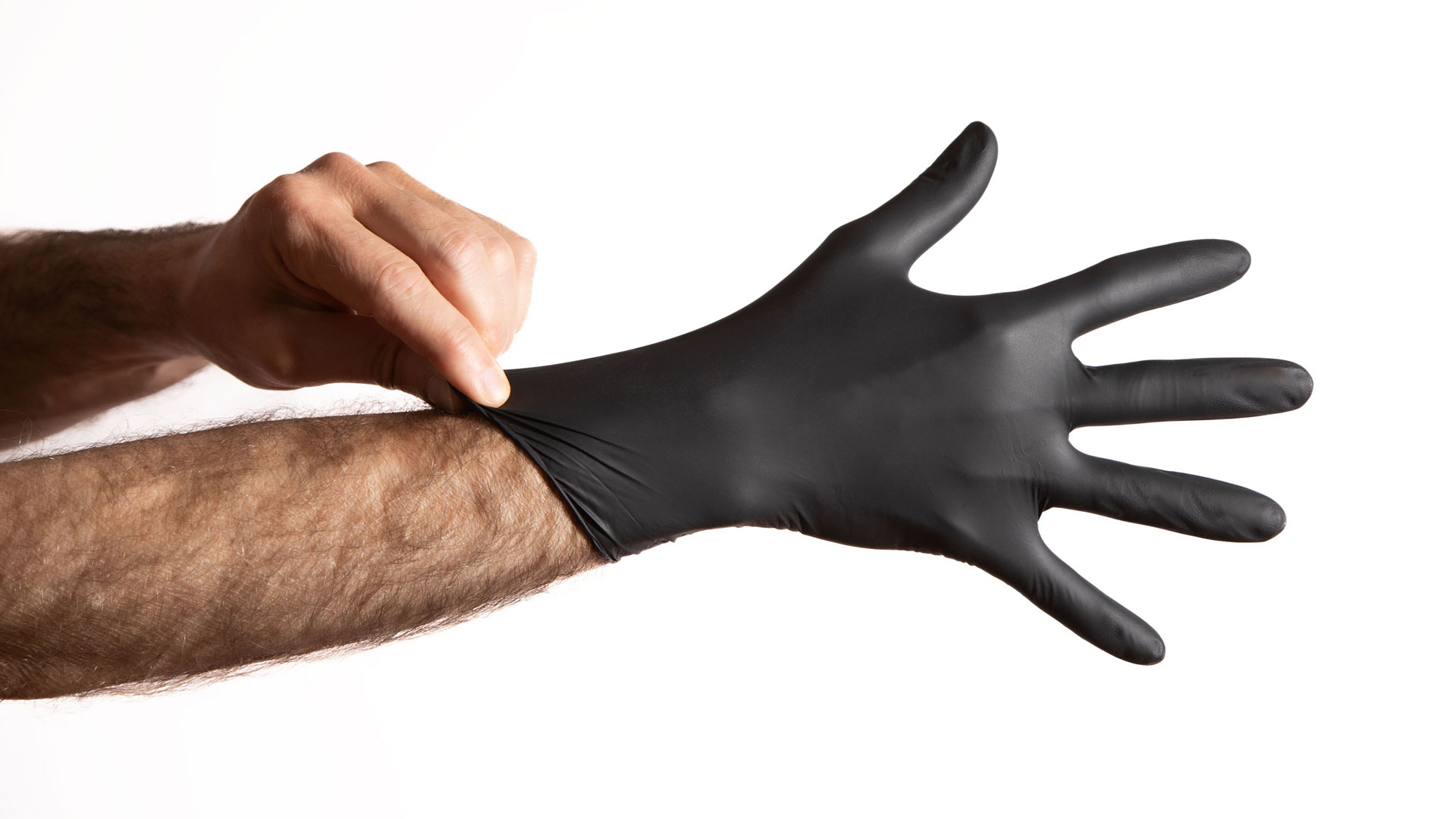 Pelatec P3 Black Ultra schwarzer Nitrilhandschuh beim Anziehen