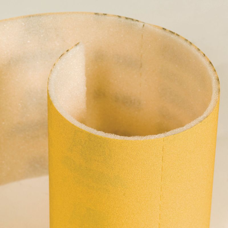 Mirka Goldflex Soft: Detail der Schleiffläche, Perforation und Schaumstoffunterlage